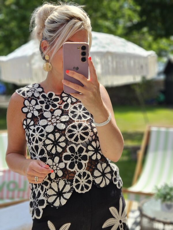 Nelle top