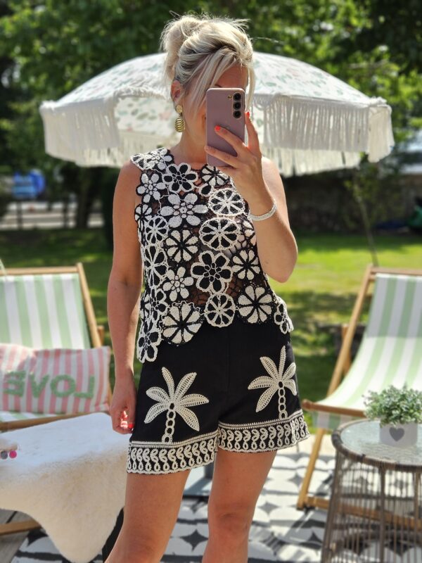 Nelle top